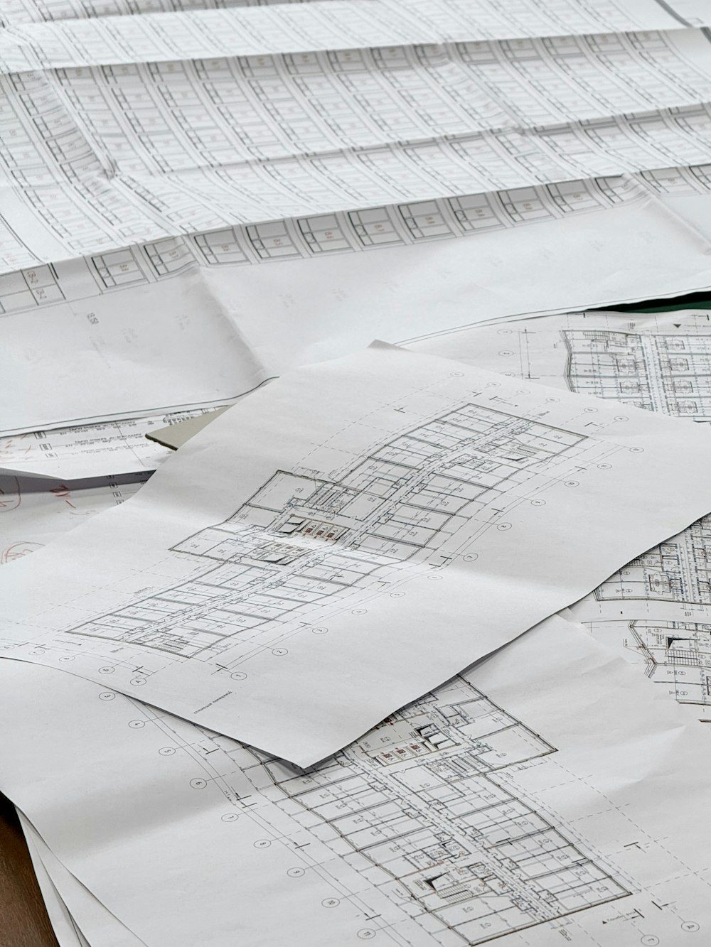 Plans architecturaux et documents techniques déployés sur une table