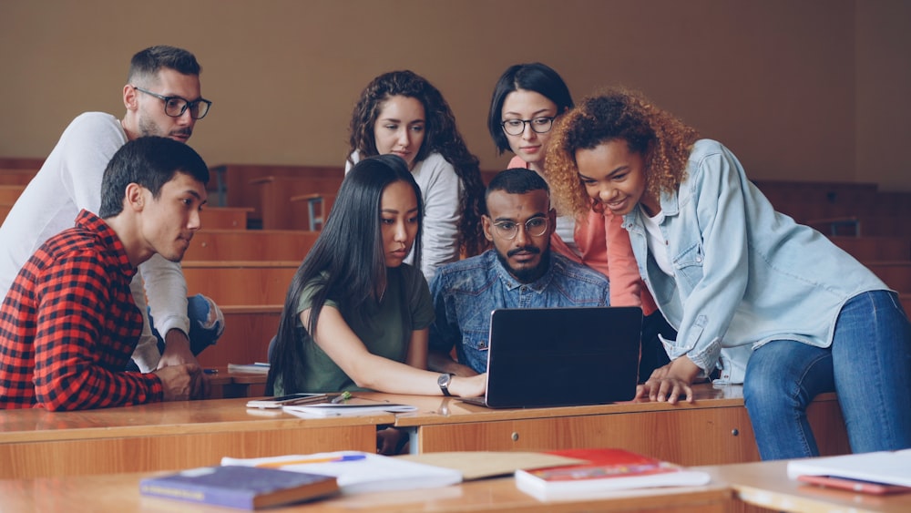 Groupe de personnes suivant une formation en informatique autour d'un ordinateur portable