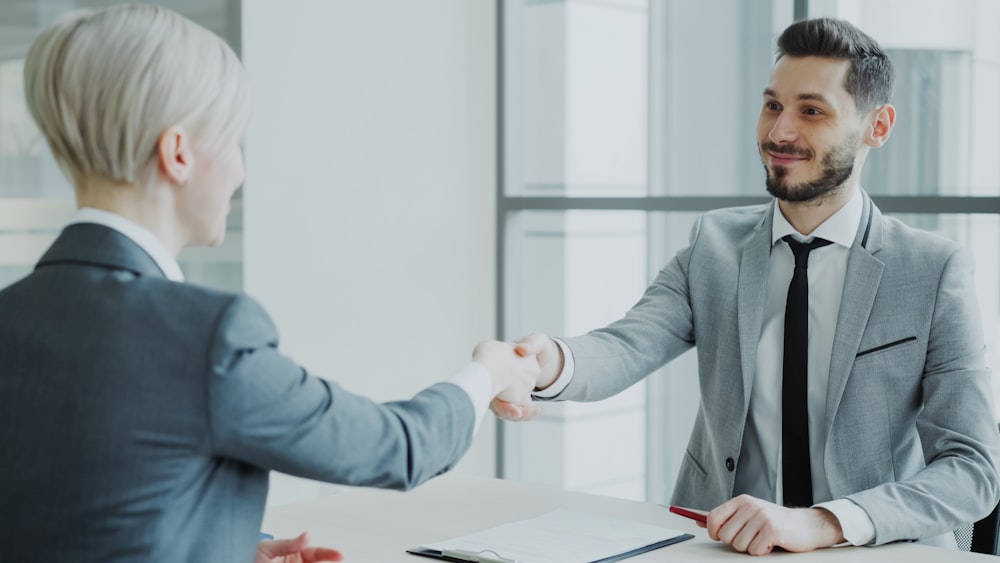 Deux professionnels se serrant la main lors d'un rendez-vous de service