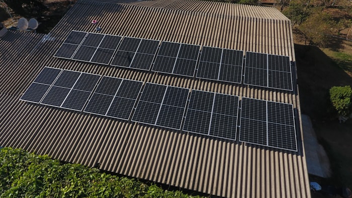 Panneaux solaires installés sur un toit