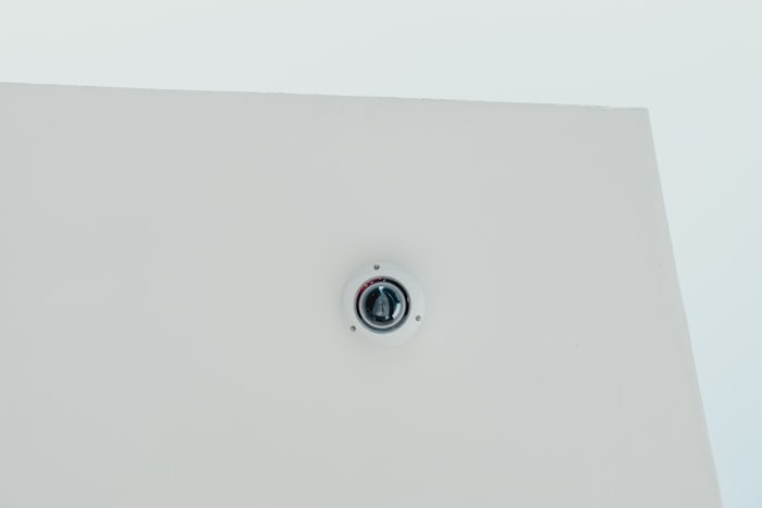 Caméra de surveillance installée au plafond